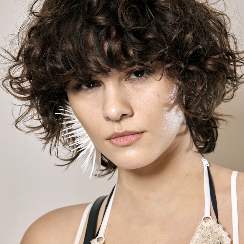 قصات شعر قصير تناسب صاحبة الوجه الدائري