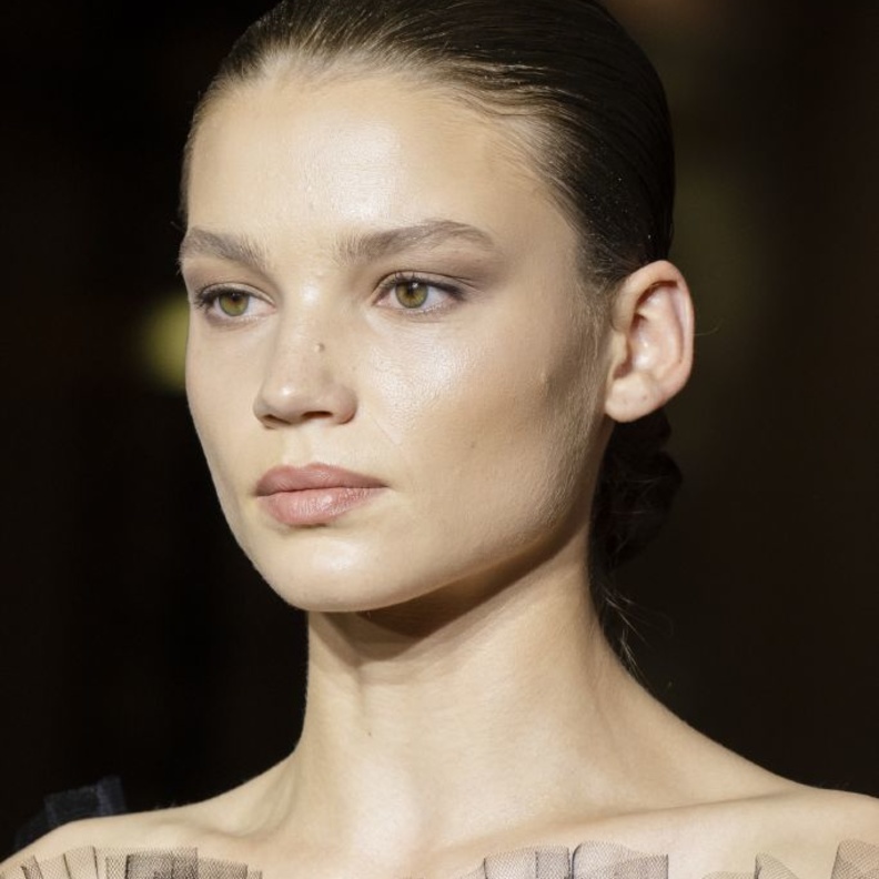 حيل للحصول على بشرة مشرقة على مدار السنة