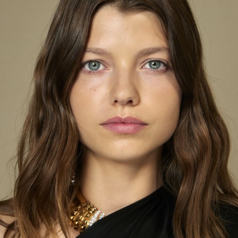 علاجات تجميلية لتساقط الشعر وأهم أسبابها