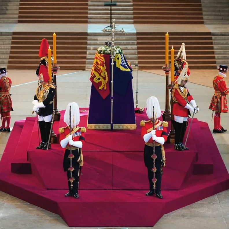 أحفاد ملكة بريطانيا يتولون وردية حراسة لنعشها في مشهد مؤثر