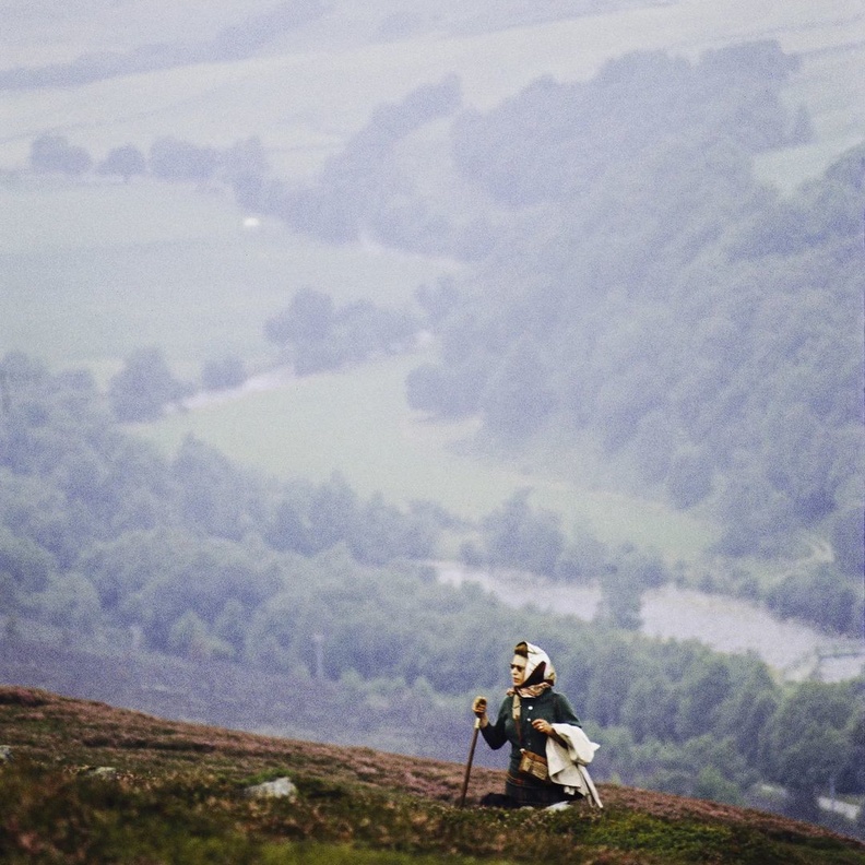 العائلة المالكة تنشر صورة للملكة مع رسالة مؤثرة بعد جنازة الملكة