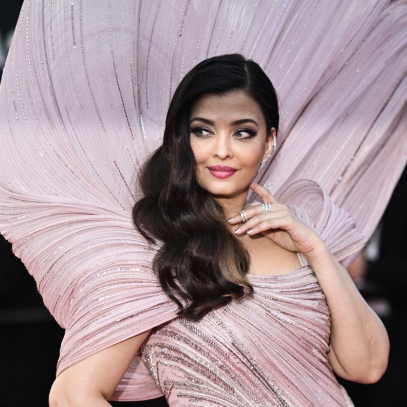 تسريحات شعر لا تبطل موضتها من وحي نجمات بوليوود وطريقة تطبيقها