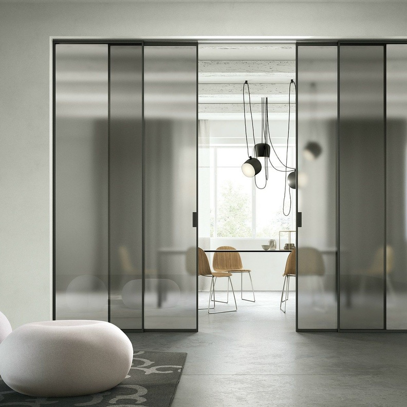 أبواب سحب زجاجية تفصل غرفة الطعام عند الحاجة