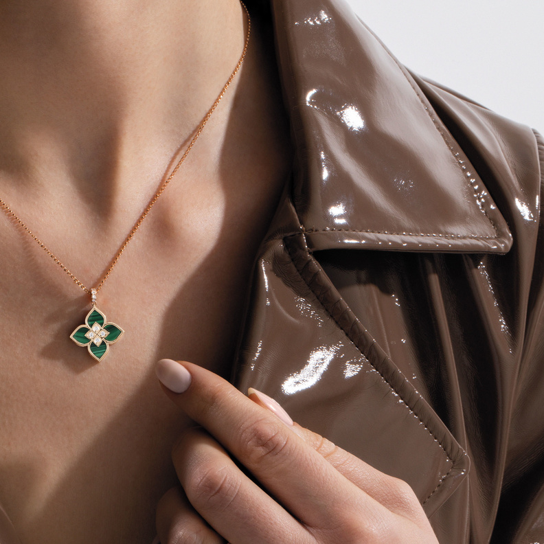 أجمل اطلالات الخريف الدافئة بمجوهرات الملاكيت