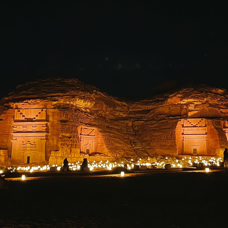 أجواء ساحرة في العلا مع تجربة مساء الحجر - المصدر @njeeld1.