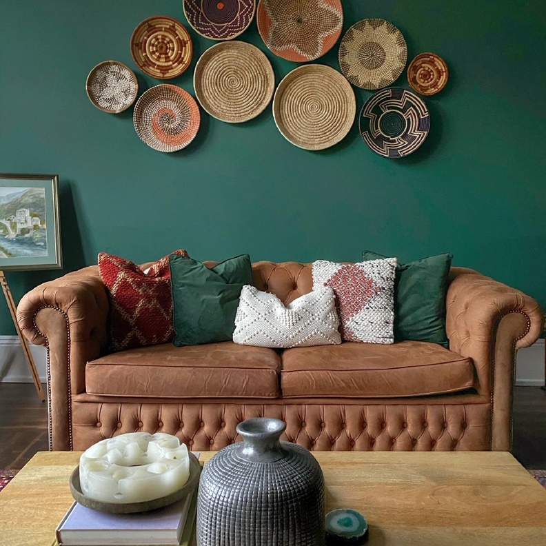 أطباق من القش الملون لديكورات حوائط منزل فينتاج