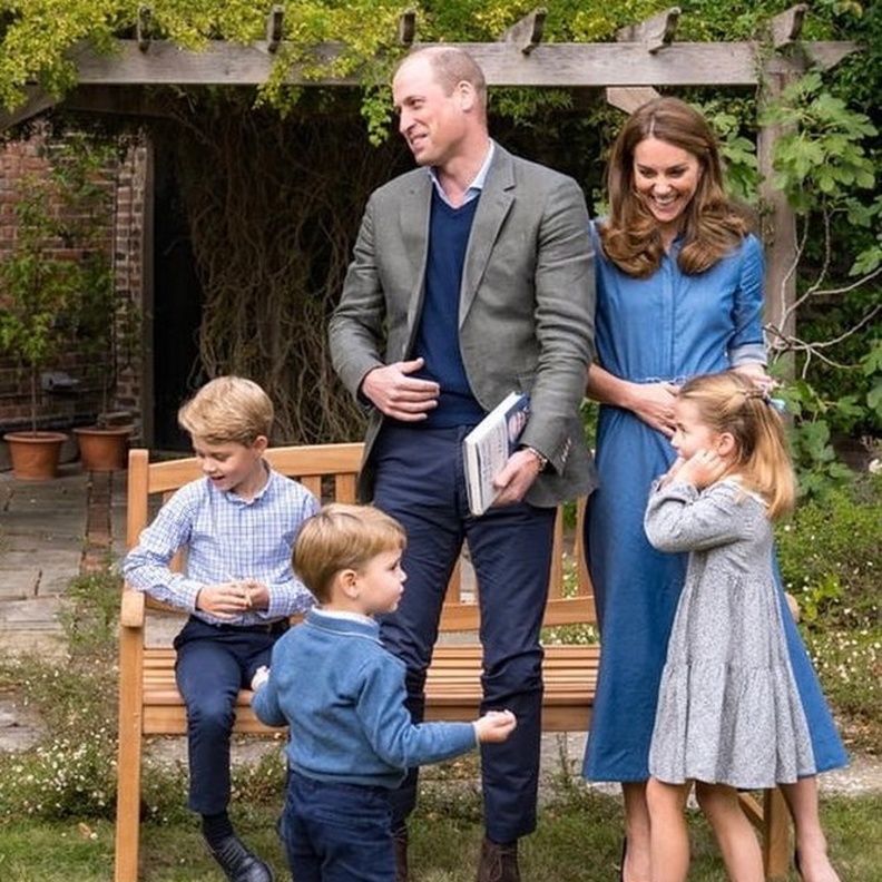 أطفال أميرا ويلز يتنزهون بالدراجات الهوائية في وندسور