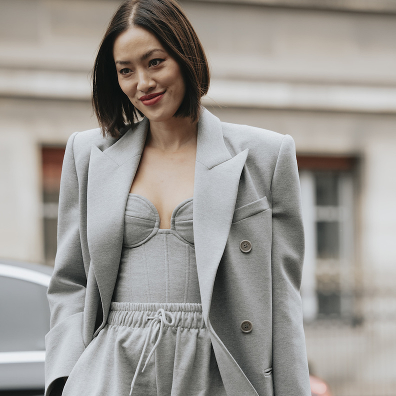 اختاري المعطف الرمادي هذا الشتاء لاطلالات تجمع بين الأناقة والعصرية 