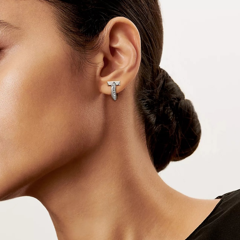 أقراط أطواق مرصعة بالألماس من مجموعة Tiffany T