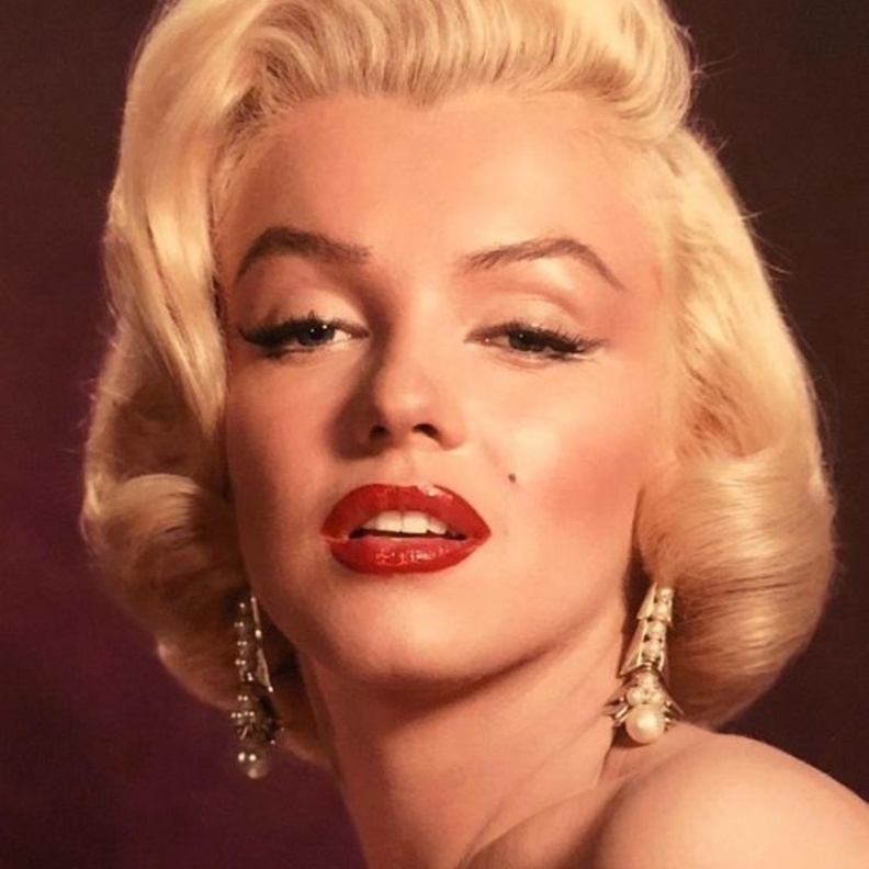 جولة في منزل مارلين مونرو في لوس أنجلوس .. هنا قضت أيقونة الجمال الأمريكية أيامها الأخيرة