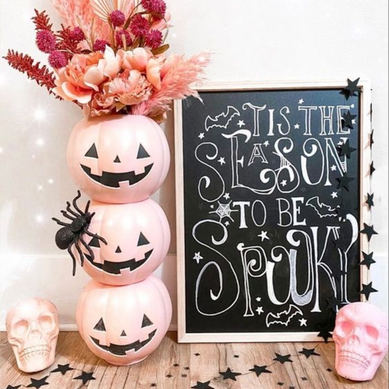 إذا كنتِ ترغبين في أجواء أكثر رقة وأنثوية للهالوين، اختاري لديكورات المنزل اللون الوردي