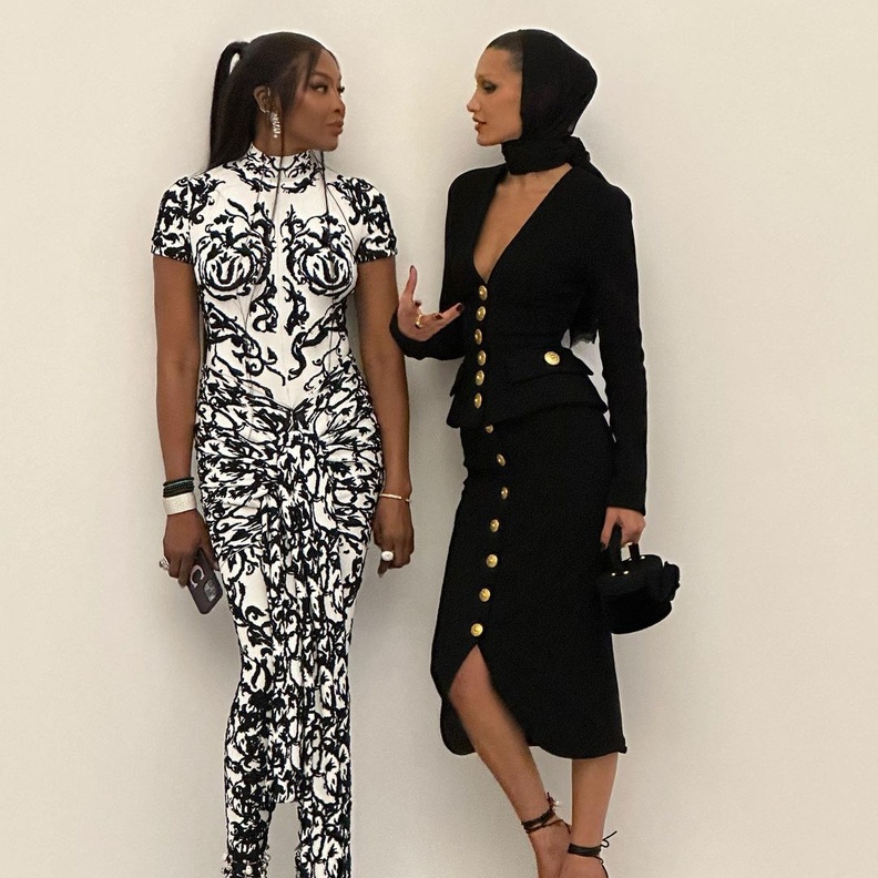 إطلالة بيلا حديد ونعومي كامبل تخطف الأنظار في Qatar Creates 2022