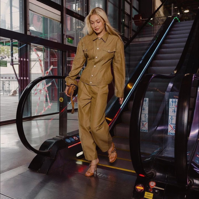 اختارت تنسيق التنورة الدنيم الماكسي مع التوب الكروب والجاكيت الجلد