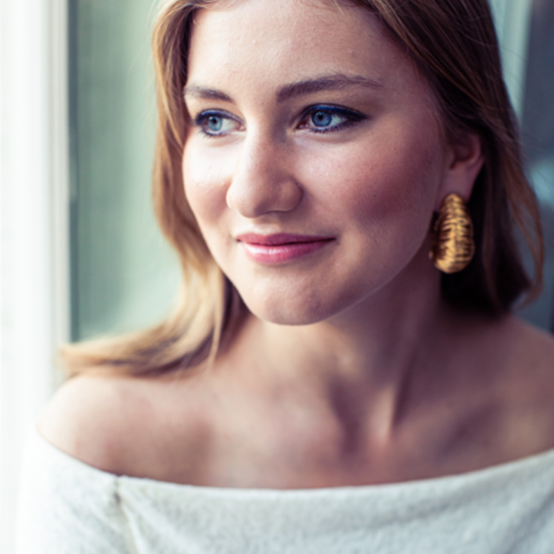 أقراط الذهب للأميرة إليزابيث ملكة بلجيكا المستقبلية