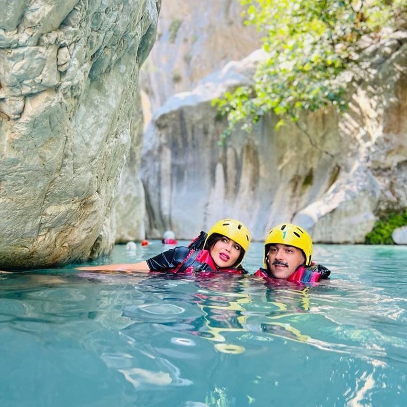 إلهام الفضالة مع زوجها في انطاليا.jpg