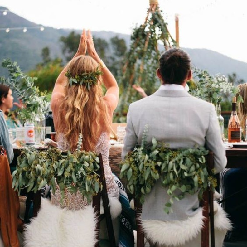 اجمل الافكار لتزيين كراسي حفلات الزفاف في الشتاء