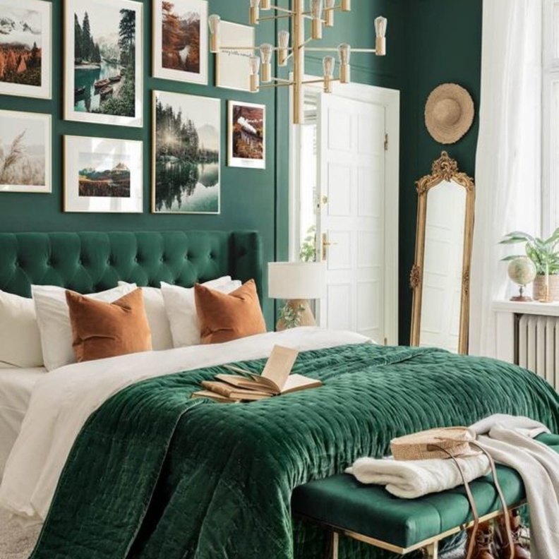 اختاري الأخضر الزمردي لجدران ومفروشات غرفة نومك