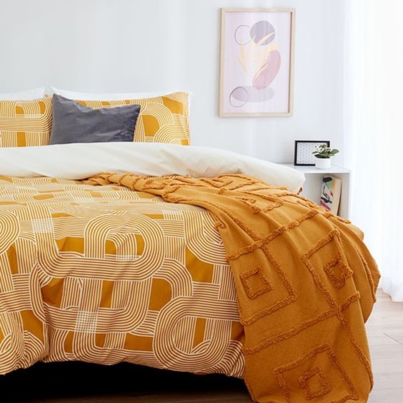 اختاري الألوان الدافئة لمفروشات السرير مثل البرتقالي