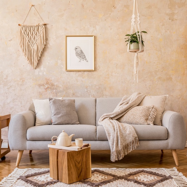 اختاري درجات مثل البيج لعناصر غرفة معيشتك مثل السجاد وورق الحائط والأثاث