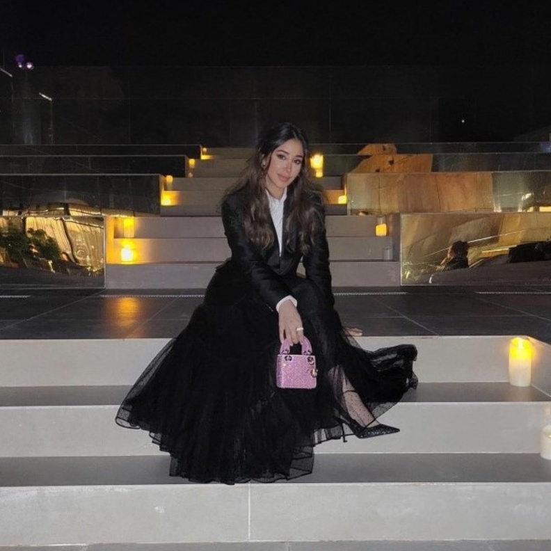 اطلالة أسيل عمران من ديور خلال حضور حفل ماريا كيري