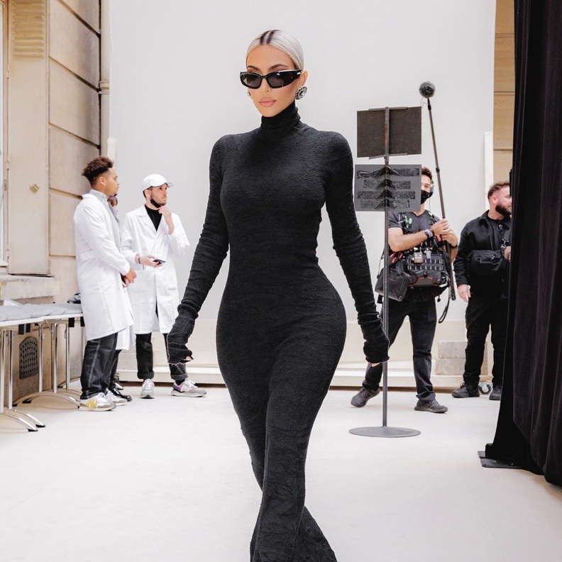 بعد الشعر الأشقر اطلالات كيم كارداشيان أكثر أنوثة وجاذبية