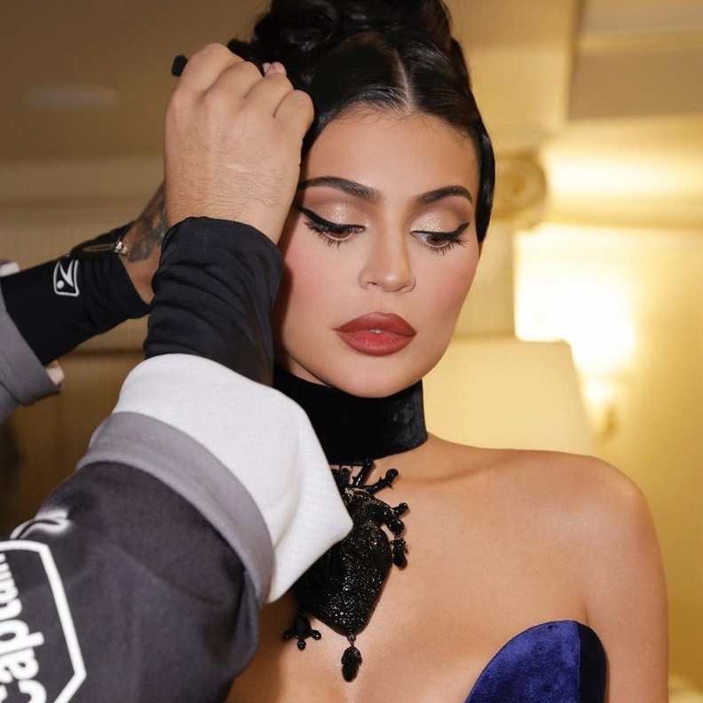 اطلالة كايلي جينر بخطوط الآيلاينر السوداء مع احمر الشفاه الداكن