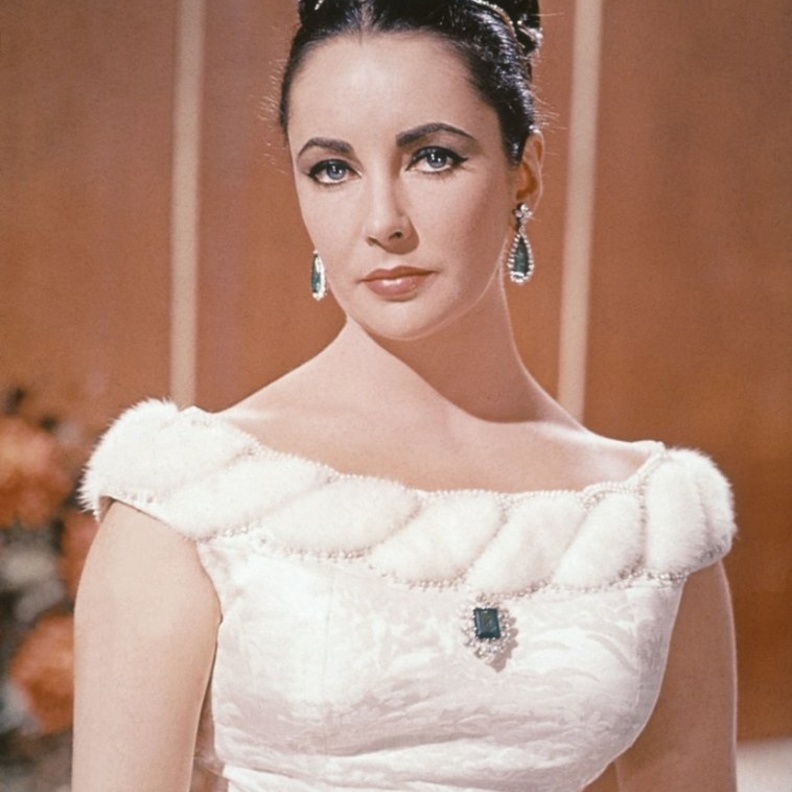 اعتادت إليزابيث تايلور أن تعتمد قطعاً من مجموعتها الخاصة في أفلامها