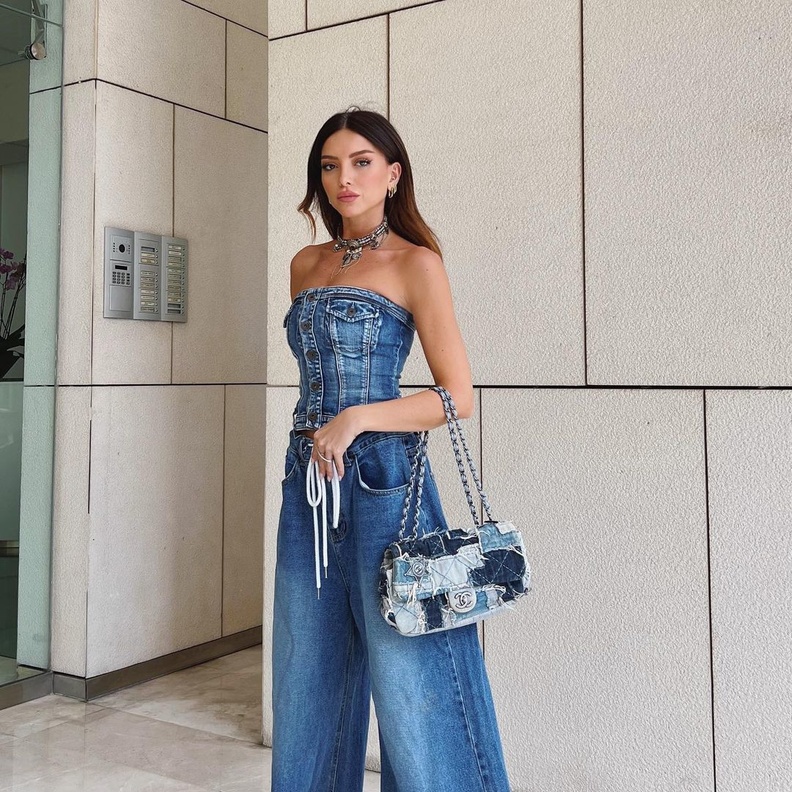 اطلالات في بناطيل جينز بألوان وقصّات مختلفة مستوحاة من ناتالي فنج