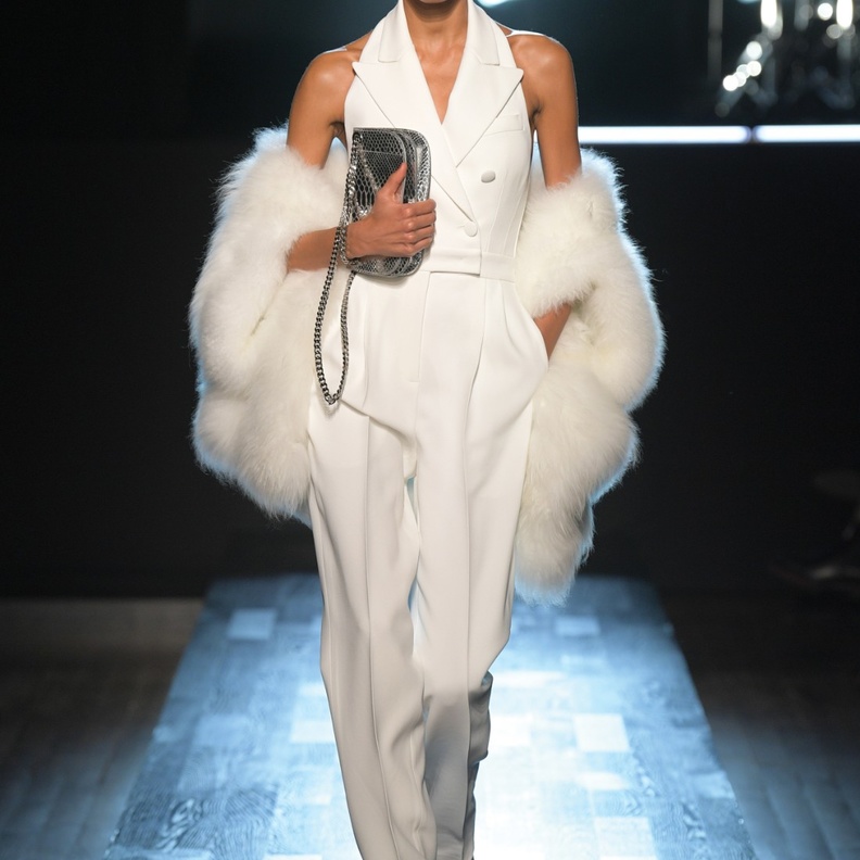 الأبيض لمولودة برج العقرب من Michael Kors