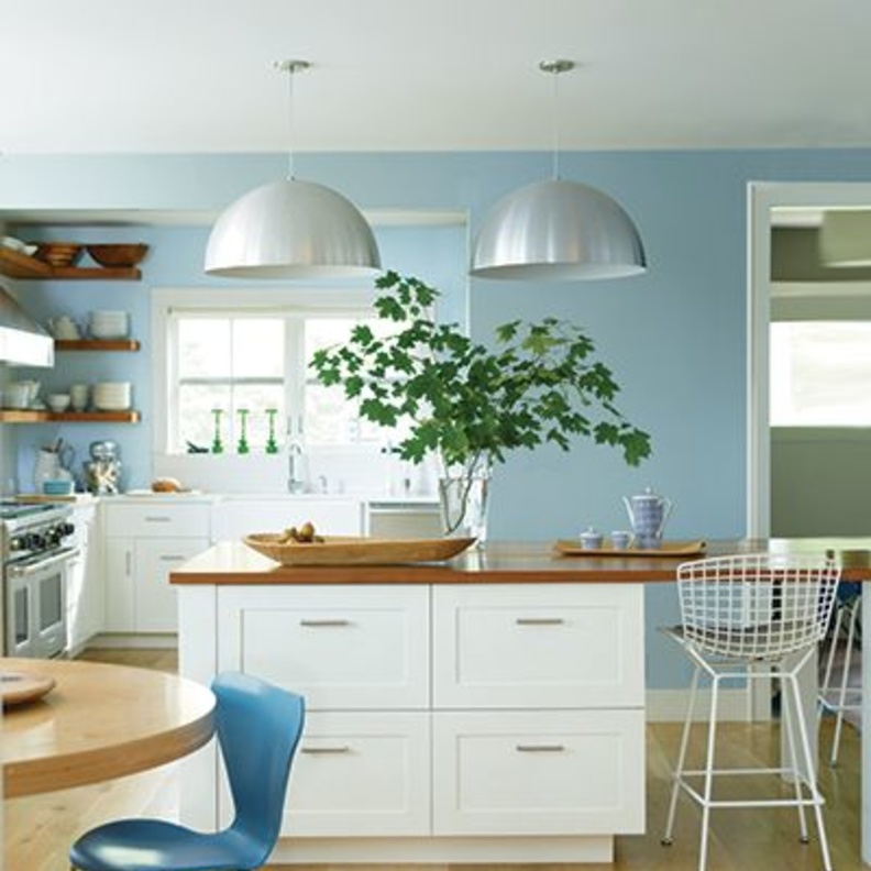 الأزرق يخلق بيئة هادئة ومناسبة للعيش في المطبخ المفتوح