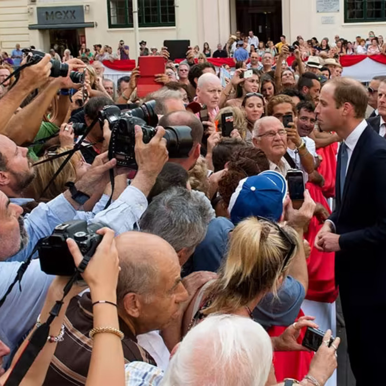 مناسبات اعتذر فيها أفراد العائلات الملكية علنا