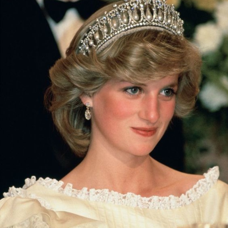 الأميرة ديانا تضع تاج لوفرز نوت. تصوير تيم غراهام