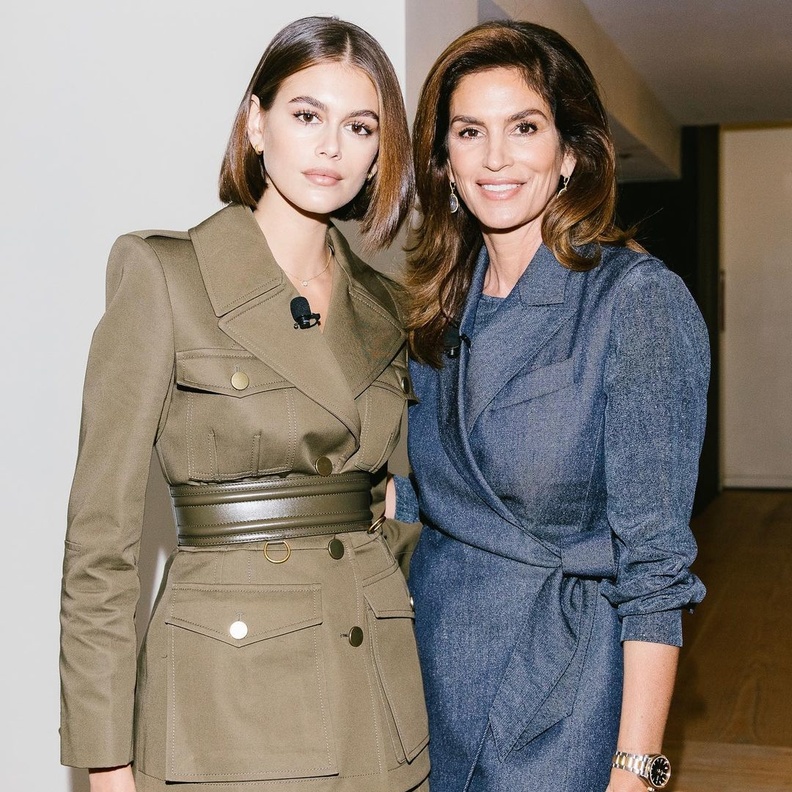  تشابه كبير في إطلالات سيندي كروفرد وكايا غربر