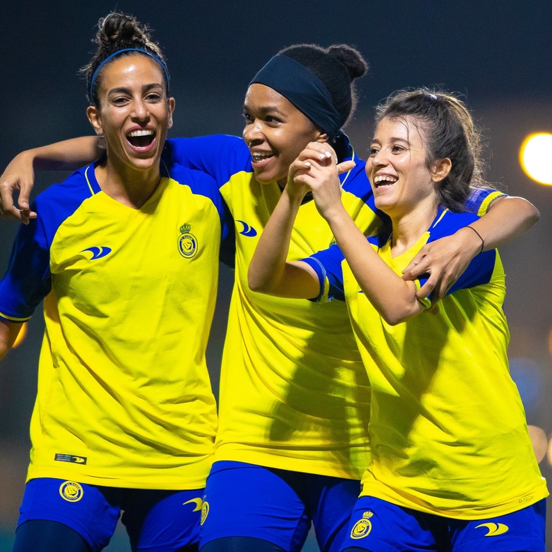 السعادة في عيون لاعبات النصر بعد النتيجة الكبيرة