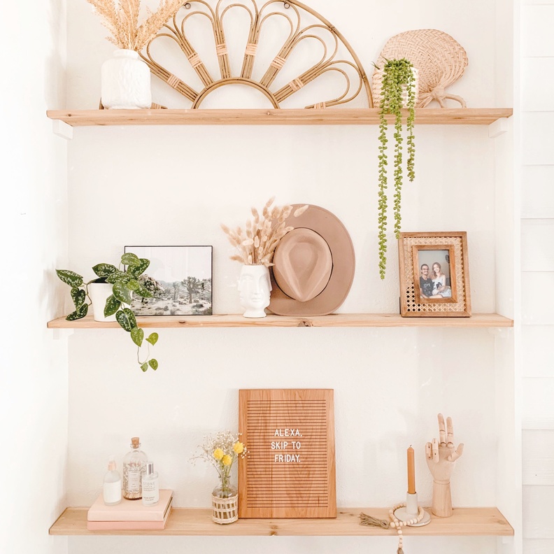 الصور العائلية تعطي ديكوورات الرفوف لمسة شخصية فريدة