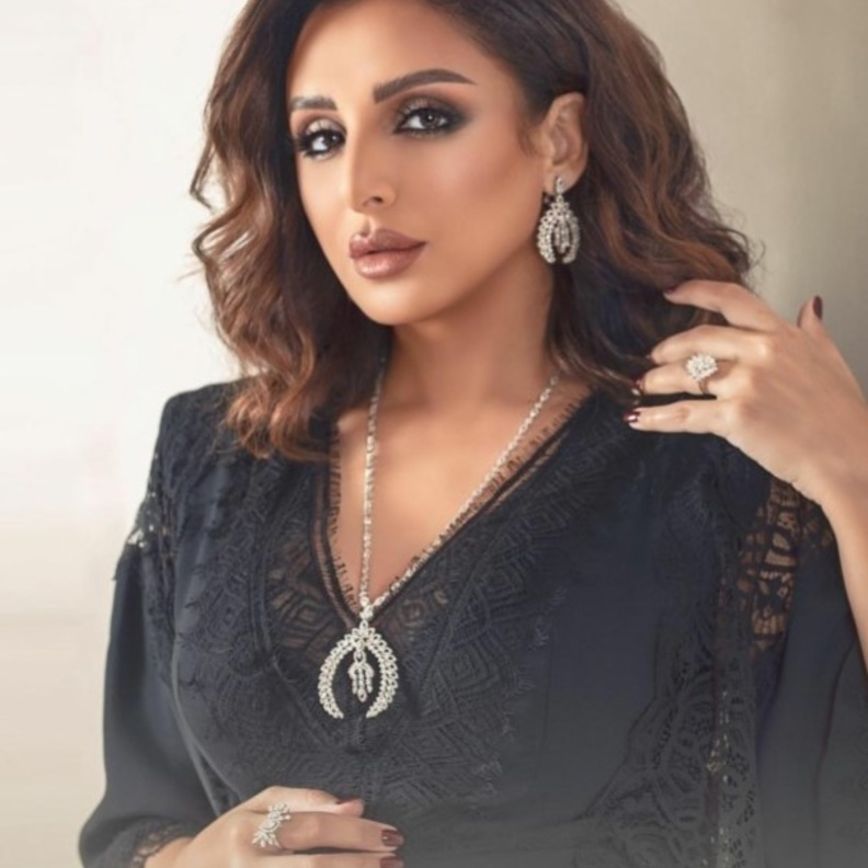 إطلالة الفنانة أميمة طالب خلال الأمسية