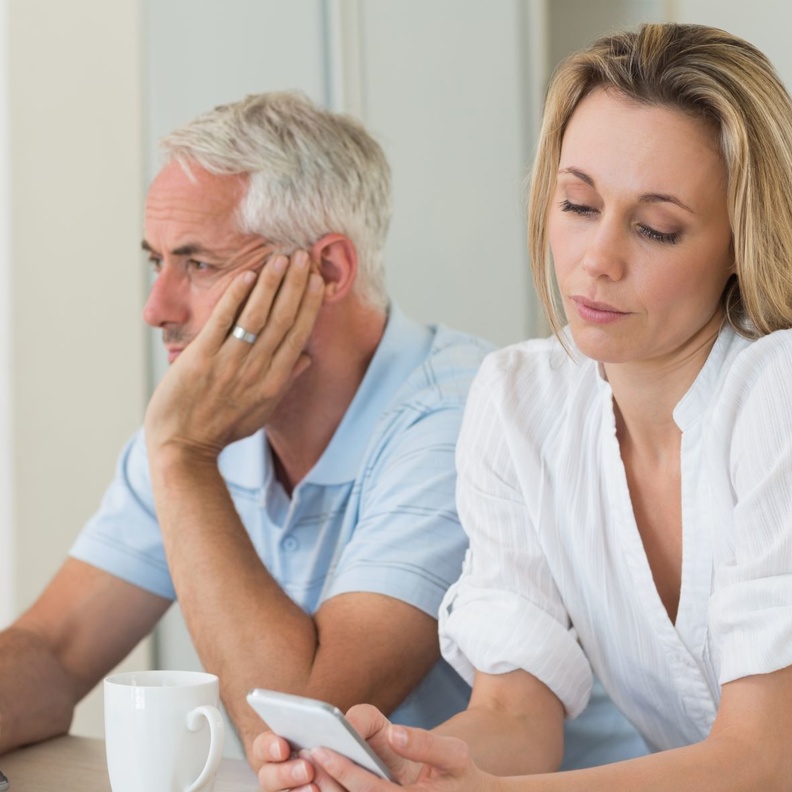 الفتور العاطفي يعصف بالعلاقة بين الزوجين