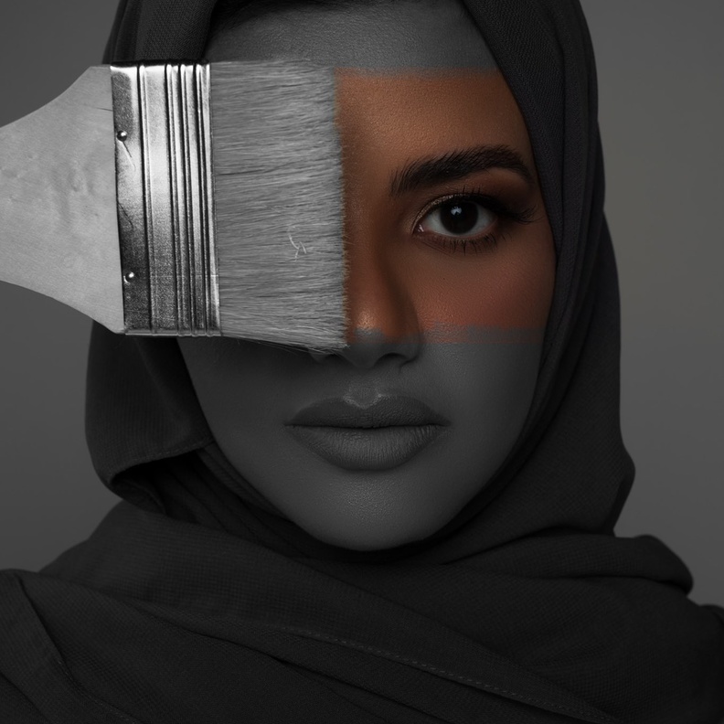 الفنانة التشكيلية علياء الشعيل