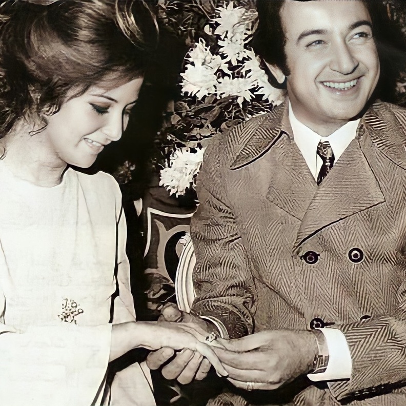 بوسي والفنان الراحل نور الشريف في يوم خطوبتهما.jpg