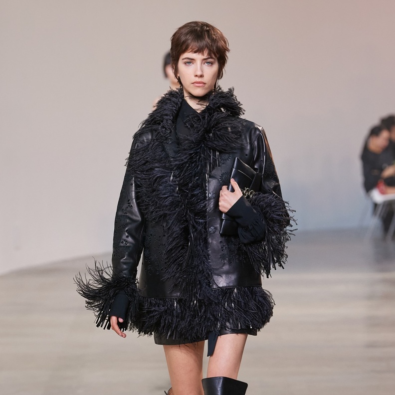 تباهي بالريش في موسم خريف 2022 بهذه الإطلالات التي لا غنى عنها