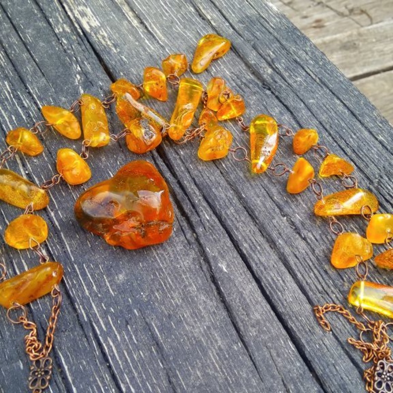 تنبعث من الكهرمان البرتقالي رائحة الصنوبر