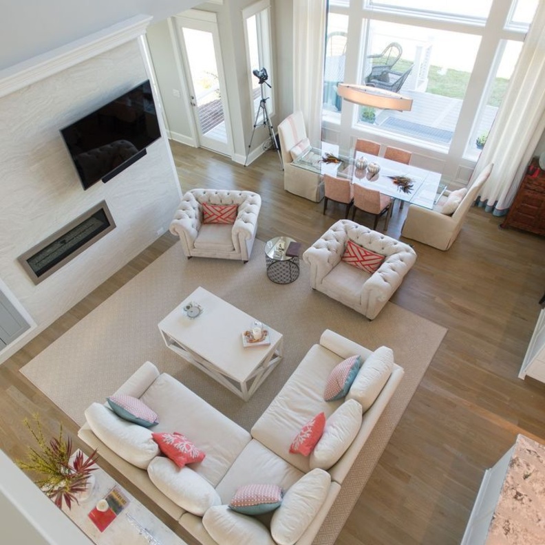 توزيع الأثاث يحدد الفراغات ضمن المساحة المفتوحة