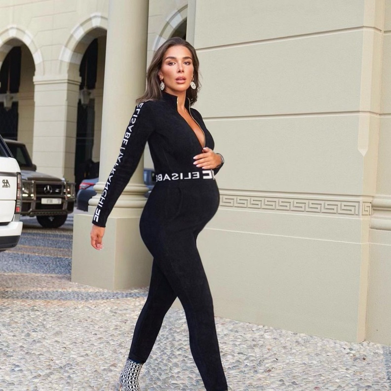 اطلالات عصرية تناسب المرأة الحامل من وحي مرام زبيدة  