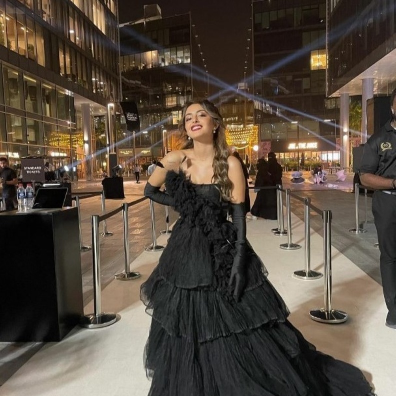 "جود عزيز" تتألق بإطلالة لافتة بفخامة الأسود من المجموعة الجديدة لعلامة Maliche