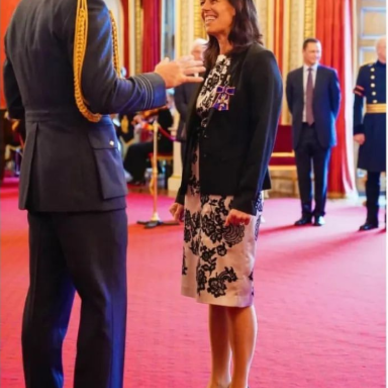 الأمير ويليام يٌكرم حارسة زوجته الشخصية بالوسام الملكي الفيكتوري