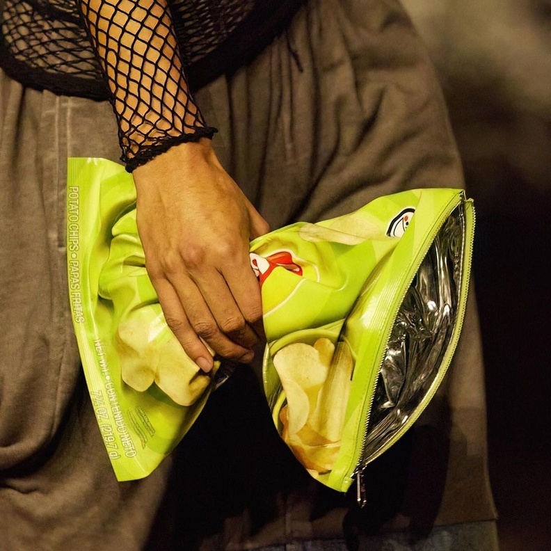 حقائب Balenciaga x Lays تباع مقابل 1800 دولار