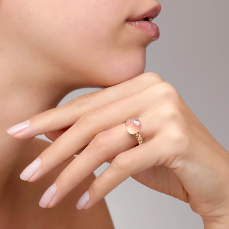 خاتم مرصع بالكوارتز الوردي من بوميلاتو Pomellato