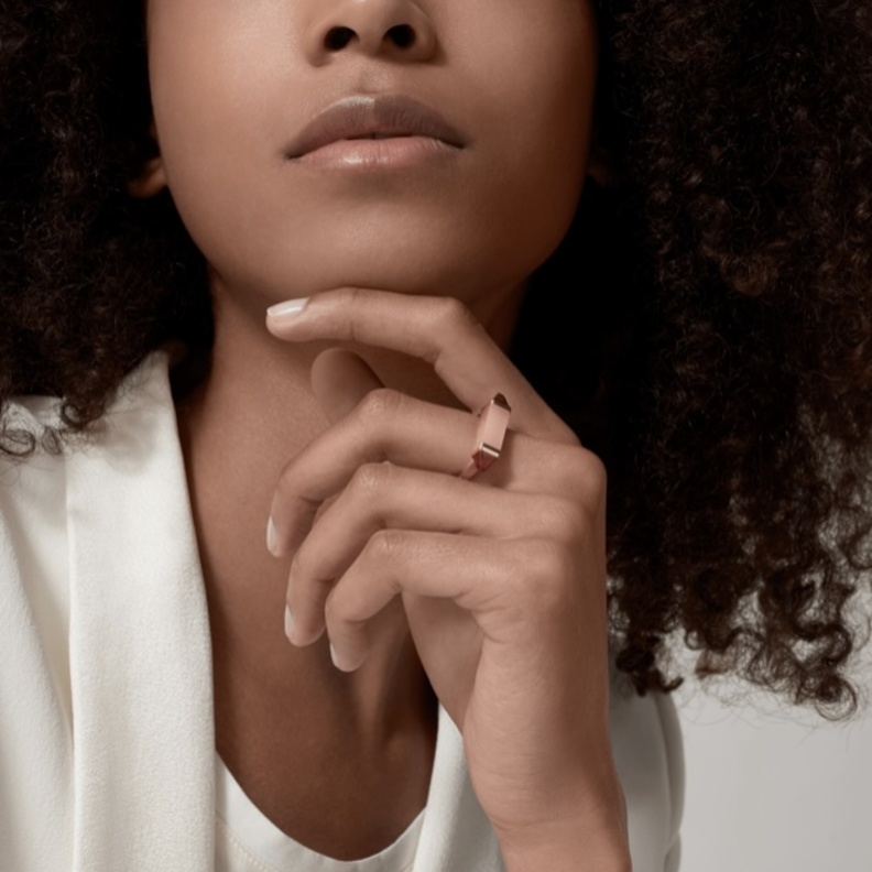 خاتم وردي نسائي من كارتييه مناسب لشهر أكتوبر الوردي