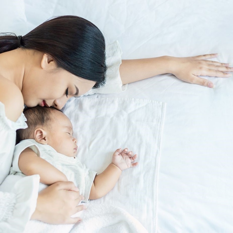 خطورة نوم الطفل مع الأم بنفس السرير