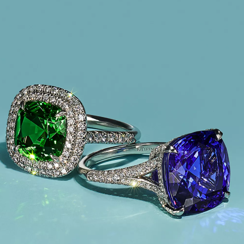 خواتم فاخرة من تيفاني Tiffany ويظهر واضحاً اعتماد الألماس الأببض مع الأحجار الكريمة الملونة 